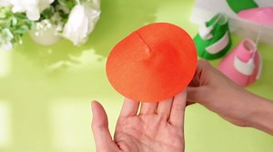 Spring Mini Desk Goose Raincoat Outfit 7 Inch Rain Coat Goose Outfit with Umbrella Cute Desktop Geese Summer Holiday Costume for Magnetic Duck Statue Desk Key Holder Decor(Green)