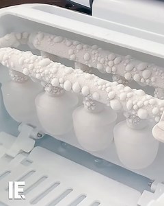 This ice bucket makes for a convenient source of ice cubes during the hot summer days. 🎥 @vivohome.official / IG | Crafty Engineer