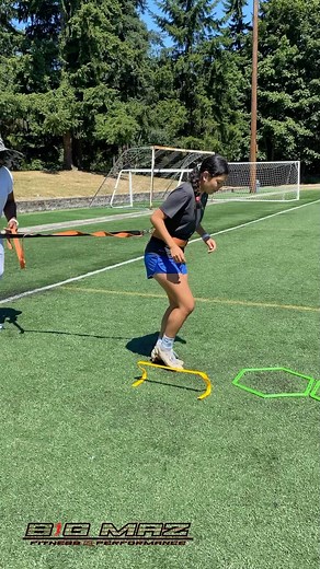 🔥 Elite Agility & Quickness Training 🔥 Slow Feet Don’t Eat 💯 Soccer Star @miamendoza_soccer12 Getting That Next Level Feetwork 🔥🔥🔥🔥🔥🔥 @dragonsfcseattle @xceler8_athletics #feetworkuniversity #quickness #speedandagility #bmfpspeed #performbetter #nextlevel #athletics #soccer #sklz #fastfeet #agility #speedcoach #espnw | bigmazfitnessandperformance