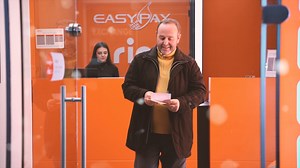 7.5K views · 21 reactions | 李Le ta bëjmë këtë fundvit të paharrueshëm duke dhuruar dashuri dhe përkushtim tek njerëzit që duam më shumë. ✈️Distancat e mëdha nuk na pengojnë. Me @riamoneytransfer dhe #EasyPay nuk ka kufij dhe kilometra që na ndajnë. Me tarifat më të lira në treg gjendemi pranë jush në të gjithë Shqipërinë. Gëzuar Festat壟! | EasyPay | Facebook