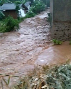 9K views · 154 reactions | 17.50 Debit sungai citarik meninggi di dampit (curug cinulang). Beberapa rumah pinggir sungai ada yang hanyut By @teddymulyanaa #infoclk #inforck #infocicalengka #inforancaekek #cicalengka #rancaekek | Info Rancaekek | Facebook