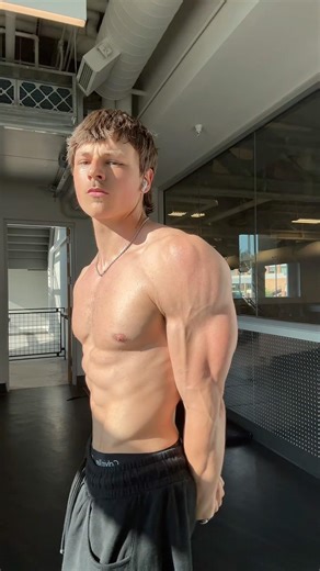 Bulked and stayed lean?😳 #motivation #bodybuilding #aesthetic #fitness #greenscreen #muscle