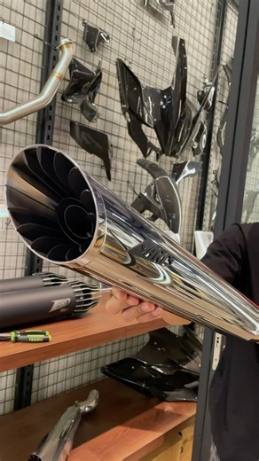 @officinezard for BMW R18 Zard products are the perfect combination between craftmanship and technology. We use high quality raw materials: from stainless steel (AISI 304) tubes and plate to titanium and carbon fiber. Every single exhaust is realized by out qualified welders and tested on the road and on standard rolling test bench. The black ceramic coating resists till 1000°C. Zard men follow every production process with a very keen attention and authentic passion. #one3zard #zardexhaust #one