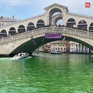 Aktivisti 'Pobune protiv izumiranja' pozelenili venecijanski kanal | Večernji list