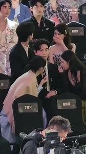 133K views · 8K reactions | Este video de actores chinos conversando se esta volviendo viral en Corea del Sur ya que los Knetz comentan que las celebridades Coreanas jamas podrían hacerlo Es muy gracioso, Chen Xingxu está sentado en el medio, ya sea que esté allí o no, ya sea que esté escuchando o no, Zhou Ye y Wang Ok-mun están charlando, su propio mundo | 풀푮 푳풊풆풃풆풓풔: 푹풆풃풐풓풏 | Facebook