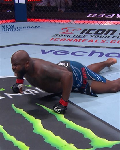 Derrick Lewis with a flying switch knee 🤩 The Black Beast is back in action this Sunday at #UFCStLouis ⚡ #UFC #UFCIndia | UFC