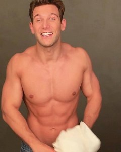 5K views · 171 reactions | Backstage moments here in Miami ☀️ I HATE it when u look great on camera and with the lights in the studio but then u shoot it with ur phone and u look flat and  -  backstage moments qui a Miami ☀️ ODIO quando ti vedi da dio sotto le luci e con la fotocamera del fotografo e allora decidi di usare il telefono per fare video veloce e niente .... SMILZO e SCHIFO!  - #model #miami #fitness #abs #funny #shooting | Diego Sechi | Facebook