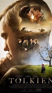 🎥 Filme: Tolkien de 2019 Sinopse: Sarehole Mill, Inglaterra. Após o falecimento de sua mãe quando ainda era criança, J.R.R. Tolkien (Nicholas Hoult) e seu irmão são entregues aos cuidados do padre Francis (Colm Meaney). Vivendo com o dinheiro contado e precisando ajudar na casa em que vive, Tolkien faz amizade na escola com um grupo de jovens, que logo formam uma irmandade. Juntos, eles incentivam uns aos outros para que tenham a coragem necessária de realizar seus sonhos. Fascinado por línguas
