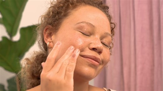 This lightweight, daily Cream has an air-whipped texture, leaving your skin feeling stronger, smoother and looking more luminous. Non-sticky and fast-absorbing, leaves you with a fresh-faced glow. 💚Skin looks and feels refreshed 💚Plumps skin with 48hr hydration 💚Clinically proven to help smooth the appearance of fine lines 💚Helps to support the skin’s natural moisture barrier 💚Enriched with edelweiss extract and Community Fair Trade moringa seed oil 💚Suitable for all skin types, even sensi