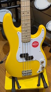 "🎸✨ Squier FSR Sonic Precision Bass, Graffiti Yellow 💛 เบสที่รวมความโดดเด่นทั้งในด้านดีไซน์และพลังเสียง มาพร้อมสี Graffiti Yellow ที่สะดุดตา โดดเด่นบนเวทีหรือในห้องซ้อมก็ไม่มีพลาด! 💡 คุณสมบัติเด่น: บอดี้ไม้ Poplar น้ำหนักเบา สบายมือ เล่นได้ยาวนาน คอไม้ Maple พร้อมฟิงเกอร์บอร์ด Indian Laurel ให้สัมผัสลื่นไหล ปิ๊กอัพ Split Single-Coil Precision Bass ให้โทนเสียงแน่นลึก ครอบคลุมทุกสไตล์การเล่น ดีไซน์ทรง Precision Bass คลาสสิก แต่แฝงด้วยความสดใหม่ ฮาร์ดแวร์คุณภาพ ทนทาน พร้อมรองรับทุกการแสดง สายเบส