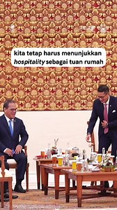 Menyambut langsung kedatangan Presiden Mikronesia Wesley Simina 🙌🏻 Sambutan ini sekaligus menegaskan bahwa Indonesia siap bertemu dengan semua negara yang berpartisipasi dalam @aisforum. Bukan sekedar bertemu saja, saya dan Presiden Wesley juga saling berbagi cerita🤩 Semoga pertemuan ini mempererat hubungan pertemanan antar Indonesia dan Mikronesia, serta dapat meningkatkan potensi kerjasama dan menciptakan lebih banyak lapangan kerja yang berkelanjutan ke depannya🇮🇩🇫🇲 #AISForum2023 #AISF