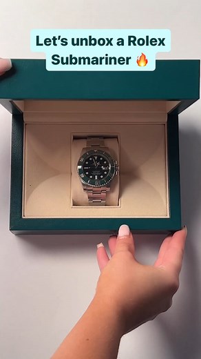 NEW IN SECOND HAND ROLEX SUBMARINER 🔥🔥 🔥 - 40mm stainless steel case. 🔥 - Year of manufacture: 2015. 🔥 - Supplied with original box and papers. This Rolex Submariner Watch is composed of a 40mm round shaped case and silver stainless steel bracelet with fold over clasp. Featuring a green analogue dial with a date display, luminescent dial hands, which is protected beneath scratch resistant sapphire crystal glass. Purchase today! #Rolex #RolexSubmariner #RolexWatch #RolexWrist #RolexWatches #