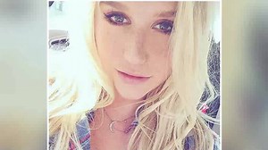22 reactions | Erst liess sich Kesha die Worte «Suck it» auf die Unterlippe tätowieren. Nun hat die Sängerin auf Instagram das Bild eines neuen provozierenden Tattoos gepostet. Und das ist ziemlich explizit... | Blick | Facebook