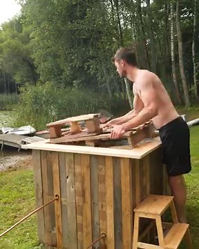He is Chilling in IBC Container | Hungry Panda