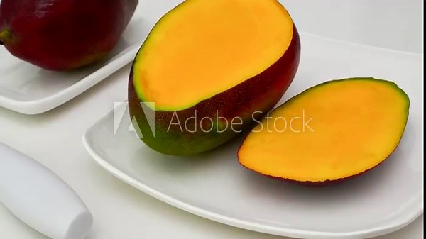 Delicious ripe mango with a yellow texture inside, ready to be enjoyed in its freshness. Fresh and appetizing mango with yellow inner texture, highlighting its natural sweetness.