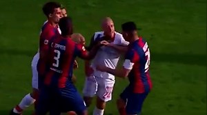 Escándalo en el Clásico argentino: agarrones, pelea y expulsados