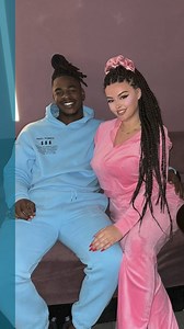 Këngëtarja e njohur shqiptare, Enca Haxhia, po shijon pushimet në Barcelonë. Ajo në këtë udhëtim është e shoqëruar nga partneri i saj, masazheri afrikan Mickey Neblett. Me këtë rast, bukuroshja ka ndarë disa fotografi dhe momente të tyre atje. Pavarësisht lajmeve që qarkulluan për ndarje, ata duket se po e shijojnë këtë lidhje. “Me dashuri nga Barcelona. Cila fotografi është e preferuara juaj?”, ka shkruar ajo. Enca nga ana tjetër ka kohë që nuk ka qenë aktive me projekte muzikore. Ajo prej më s