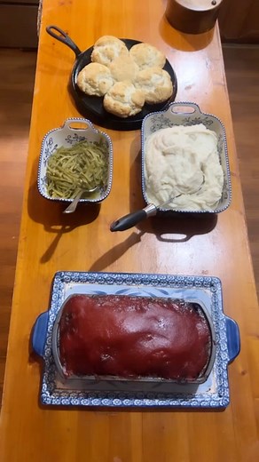 Here is what we had for dinner tonight… comfort food at its finest! I’ll post the links to the recipes in the comments or use the search feature on my food blog, MrsHappyHomemaker.com | Mrs Happy Homemaker