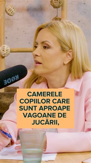 Tendinta parintilor de a le cumpara copiilor prea multe jucarii este una toxica, asimilata gresit cu iubirea. Asta ne spune @oanamoraru_educational, in cel mai recent episod “Parinti CuMinti”. E o discutie tare valoroasa, din care avem atat de multe de invatat, asa ca gasiti podcastul pe youtube. LINK IN BIO!🎙️✌️ @parinticuminti.zunivers | Simona Gherghe
