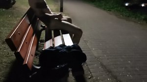 Exhib jerk outdoor at park bench