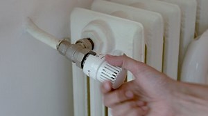 「サーモスタットを下に回す手の接写。暖房を消しなさい。ガソリン価格。お得。」の動画素材（ロイヤリティフリー）1094118015 | Shutterstock