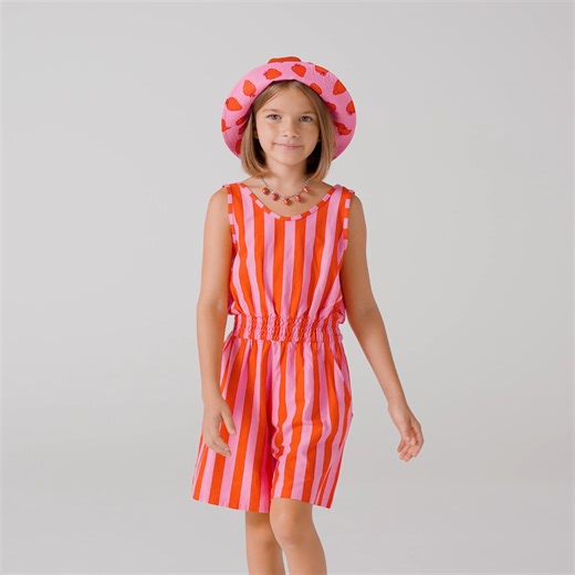 Garments with bright prints, tutti frutti accessories: here are the essentials from the Girls' Collection for playing on the beach. benetton.ly/Girls_Beachwear_US | UNITED COLORS OF BENETTON