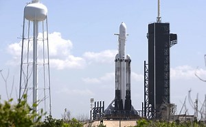 SpaceX's 'challenging' Falcon Heavy mission launch goes 2/3 on booster landings