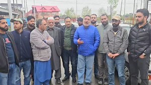HAMARI MAANGE PURI KARO. A peaceful pro-test meeting of unit holder of Tulbal industrial Estate was held for delay in the possession of the alloted land ,while all other formalties were completed. | Junaid peerzada Reporter