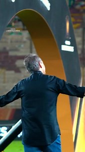 162K views · 2.7K reactions | ABEL FERREIRA TEM ATITUDE VERGONHOSA NA ENTREGA DE MEDALHAS, AO RECLAMAR DE ARBITRAGEM COM O PRESIDENTE DA CONMEBOL! Parabéns, @alejandrodominguezws pela belíssima Copa que organizou. O Flamengo ano que vem fará final com um argentino em Montevideo! Esse Palmeiras não merece nada. Os caras colocaram em cheque sua competição. | Paparazzo Rubro Negro | Facebook