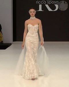 Lujo artesanal en seda - Ricca Sposa - BBFW 2025-26 (P1) ¿Y si tu vestido fuera pura sofisticación táctil? Ricca Sposa presentó en Barcelona Bridal Fashion Week 2025 una fusión de seda faille y tul bordado, acentuada con cristales cosidos a mano y aplicaciones 3D. #vestidosdenovia #weddingdress #bridaldresses #VestitidaSposa #robesdemariée #Brautkleider #bridalfashion #bridalrunway #bridalfashionshow #bridalinspiration #bridalstyle #weddinggown #luxurybridal #BBFW2025 #bride2025 #weddinginspo #b