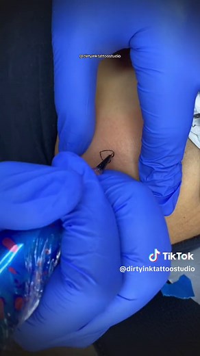 Mini tatuajes de corazones para chicas