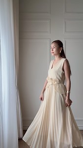 🥂MOET ROSE CHIFFON DRESS🥂 . DRESS รุ่นใหม่ ลูกคุณมาก! ดีเทลคอวีเเขนกุด ช่วงกระโปรงอัดลอนพลีท เเต่งดอกไม้สวยๆที่เอว เนื้อผ้าชีฟองมีซับในทั้งตัว และมีซิปซ่อนด้านข้างนะคะ น่ารักขนาดนี้เอาไว้ใส่ออกงาน หรือคาเฟ่วันหยุด ก็ได้ลุคลูกคุณท่านนึงค่า🤍🥂 . —•FREESIZE อก 38” เอว 32” สะโพก 48” ยาว 49” (ใส่ได้ตั้งแต่S-Lเลยค่ะ) . —•ราคา 1,290฿ ส่งฟรี . —•LINE@RNS2006 | Renaissance2006