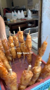 Siksik liglig pagkataba tabang turon at banana cue na matatagpuan sa MRT Quezon Avenue. Sulit na sulit ang P25 mo ante.. #Turon | Edgethology