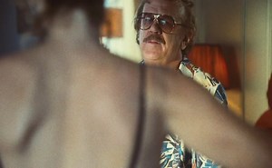 Ari Graynor Breasts, Bikini Scene in Winning Time The Rise Of The Lakers Dynasty