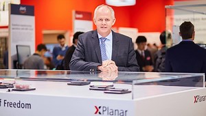 A planar mover incorporating permanent magnets levitates above planar tiles that generate a magnetic field and detect the mover position. The result: maximum possible flexibility in layout and architecture, maximum positioning flexibility and optimal simplification of machines and plants. #Beckhoff, #XPlanar, #FlyingMotion | Beckhoff Automation