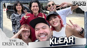 The Driver EP.242 - KLEAR The Driver อีพีนี้พบกับวง Klear ที่บอกเลยว่าวัยรุ่นยุค 90 ถึงยุคปัจจุบันไม่มีใครไม่รู้จักวงนี้ เจ้าของเพลงอกหักที่ฟังเมื่อไหร่ก็เจ็บจี๊ด อย่างเช่นเพลง สิ่งของ, คำยินดี วันนี้เราจะมาพูดคุยกับวง Klear ครั้งแรก ล้วงลึกถึงความเป็นมาของวง ว่ากว่าจะมาเป็น Klear ในทุกวันนี้ผ่านอะไรมาบ้าง แอบกระซิบว่ามีตัวละครหลักคือ ต้า PARADOX อยู่เบื้องหลังความสำเร็จนี้ด้วย เซอร์ไพรส์มากกกก ว่าแล้วก็ไปดูกันนนน!! #thedriver #Klear | The Driver