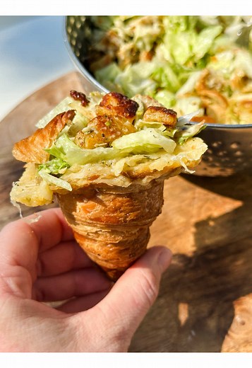Halloumi Caesar mit Croissant-Croutons – einfache Veggie-Rezeptidee