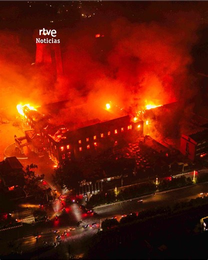 🔶Parlamento y residencia del ex primer ministro en Nepal en llamas Durante una nueva jornada de protestas en Nepal, manifestantes incendiaron el Parlamento y la residencia del ex primer ministro en Katmandú, generando una escena de caos y destrucción. La crisis comenzó con movilizaciones contra la prohibición de redes sociales y la corrupción, y derivó en violentos enfrentamientos con las fuerzas de seguridad. Mientras tanto, varios ministros han dimitido, incluyendo al primer ministro. Estas m