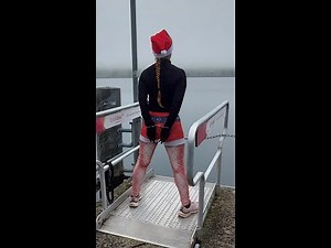 Girl jogging tied up with handcuffs / Mit Handsschelen gefesseltes Mädchen am Joggen