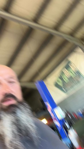 💥 Le Monstre des Marais – épisode 2 ! 💥Ça y est… on l’a divorcé !! 😅Le châssis et la caisse, c’est fini entre eux ! On a enfin réussi à les séparer proprement. La carrosserie est désormais posée sur les palettes, prête à passer au crible 🔍🛠 Petit bilan comme on les aime :Les Américains ? Toujours fans de mastic 🧤Et là, ils se sont lâchés… La caisse en est blindée ! 😱Prochaine étape 👉 dégrossir, affiner, révéler ce qu’il y a vraiment sous la peau… et attaquer le plancher.Restez connectés,