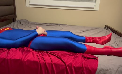 Superman is controlled in bed (2)