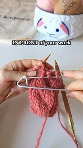 Tutorial de Tejido 🩷✨ Cómo distinguir entre un giro a la derecha y a la izquierda al tejer cables por @petite.donut | We Are Knitters