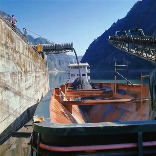 Barge loading and unloading 3460 tons of iron ore | USA Machines Channel