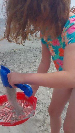 Amira having fun at Folly Beach ⛱️ #momlife #follybeach #SouthCarolina #motherslove #beach #daughter #fun | Tamara Cruz
