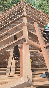 2.1M views · 5.6K reactions | Pembuatan rangka atap rumah pakai kayu #RangkaAtapKayu #PembuatanRangkaAtap #KonstruksiRangkaAtapKayu #DesainRangkaAtapKayu #BangunRangkaAtap #RangkaAtapTradisional #RangkaAtapModern #TeknikRangkaAtapKayu #PanduanRangkaAtap #KonstruksiAtapKayu | Herman | Facebook