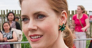 Actress Amy Adams Gives First-Class Seat To Soldier (Video)