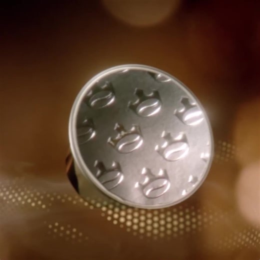 Pristatome naujieną – „Jacobs“ aliuminio kavos kapsules, tinkančias „Nespresso“® * kavos aparatams ir puikiai išsaugančias „Jacobs“ kavos skonį ir kvapą. Išbandyk jas ir leisk aksominei kavos putai bei užburiančiam aromatui tavo kavos pertraukėles paversti stebuklingomis. ✨☕️ *Naudojamas prekės ženklas priklauso trečiajai šaliai ir nesusijęs su JACOBS DOUWE EGBERTS. #JacobsKapsules | Jacobs