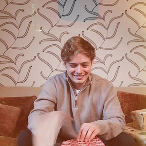 Împachetat, ambalat și din nou în scaunul șoferului. #Mazda #MX5 așteaptă să te ducă acasă pentru un Crăciun plin de dragoste și râsete. Sărbători fericite din partea noastră, a tuturor celor de la Mazda! 🎄❤️ Unde îți petreci Crăciunul anul acesta? | Mazda Romania