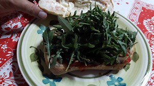 15 reactions | PANPORNO♥️ con #pomodoro #melanzane #mozzarella #capperi #peperoncino fresco e #rucola selvatica.... E SEI FELICE  #olioaglioepeperoncino | Olio aglio e peperoncino La cucina casereccia | Facebook