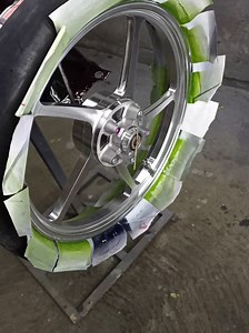 takut kena jamur , pernis aja cuy sebelum di pernis kita kasih primer clear dari bellkote lalu baru kita clear jadi jamin aman dan ngk bakal ngelupas , jadi untuk pengecatan media cnc udah sangat terjamin kualitasnya nya cuy #catvelg #catvelgmotor #modifikasimotor #restorasimotor #motorproper #mxking150 #mxking #mxkingmodifikasi
